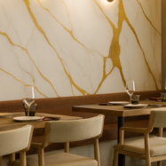 Tapiz autoadherible Tekno-Step con acabado tipo mármol en muro interior de restaurante moderno