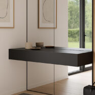 Placa Tipo Espejo de Tekno-Step instalada en baño moderno, reflejando luz natural y ampliando visualmente el espacio.