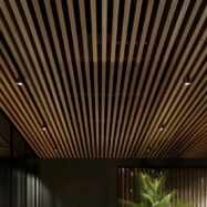 Viga WPC decorativa instalada en plafón interior con acabado tipo madera y diseño arquitectónico contemporáneo