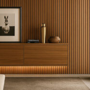 Lambrín WPC en muro interior estilo madera con paneles verticales en sala moderna