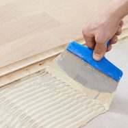 Adhesivo para pisos de madera de ingeniería